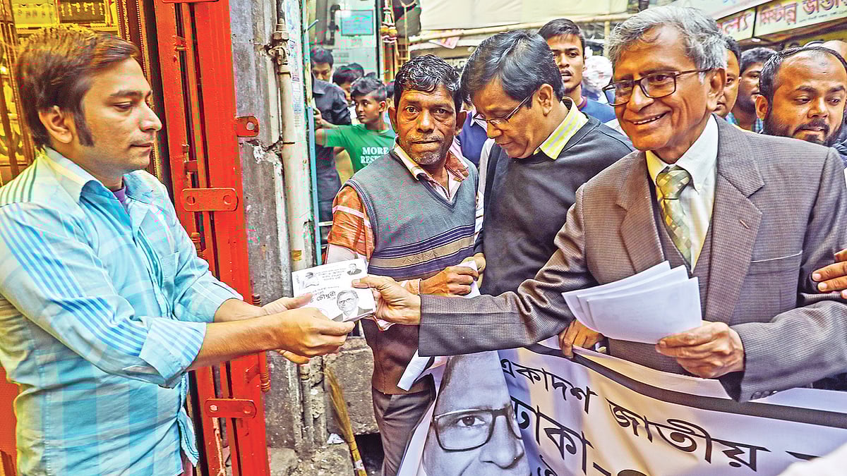 ঢাকা-৬ আসনে ধানের শীষের প্রার্থী ঐক্যফ্রন্টের নেতা সুব্রত চৌধুরীর নির্বাচনী প্রচারণা। গতকাল রাজধানীর শাঁখারীবাজারে।  ছবি: প্রথম আলো