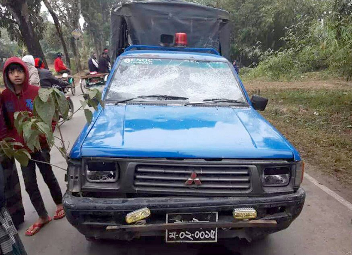 সড়কে গাছে ফেলে পুলিশের গাড়িতে হামলা চালায় দুর্বৃত্তরা। এতে চার পুলিশ সদস্য আহত হয়েছেন। ছবি: ইকবাল গফুর