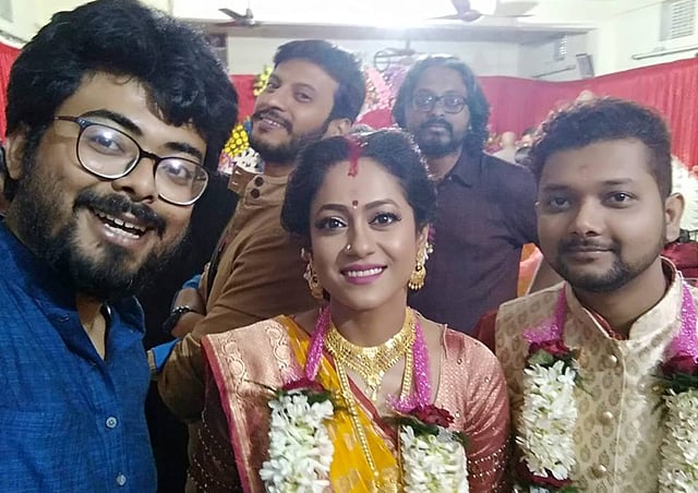 ছোট পর্দা আর মঞ্চের বন্ধুদের সঙ্গে মহুয়া হালদার ও অরিত্র দত্ত। ছবি: ফেসবুক থেকে নেওয়া