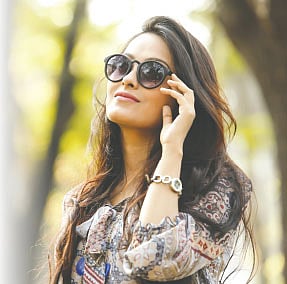 সূর্যের অতিবেগুনি রশ্মি থেকে চোখ বাঁচাতে সানগ্লাস ব্যবহার করা ভালো। মডেল: সায়রা, ছবি: অধুনা