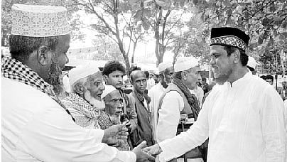 চট্টগ্রাম-১৫ আসনের লোহাগাড়ার চরম্বায় আওয়ামী লীগের প্রার্থী আবু রেজা মুহাম্মদ নেজামুদ্দিন নদভীর গণসংযোগ। গতকাল সকালে। প্রথম আলো