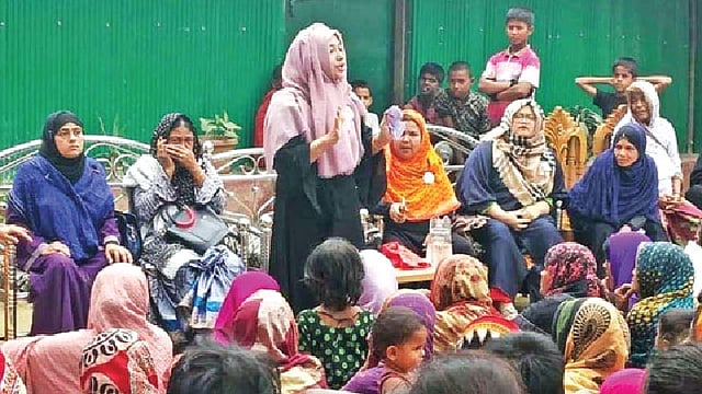 কক্সবাজার-২ আসনের মহেশখালীর তেলীপাড়ায় উঠান বৈঠকে বক্তব্য দেন আওয়ামী লীগ প্রার্থী আশেক উল্লাহ রফিকের স্ত্রী সাহেদা নাছরিন। গত সোমবার বিকেলে।  সংগৃহীত