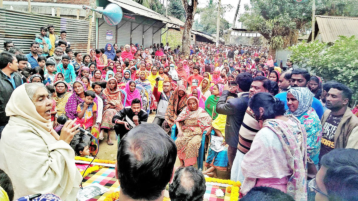 উঠান বৈঠকে বক্তব্য দিচ্ছেন শেরপুর-২ (নকলা-নালিতাবাড়ী) আসনে আওয়ামী লীগের প্রার্থী কৃষিমন্ত্রী মতিয়া চৌধুরী। সোমবার নালিতাবাড়ী পৌর শহরের ব্যাপারীপাড়া এলাকায়।  প্রথম আলো
