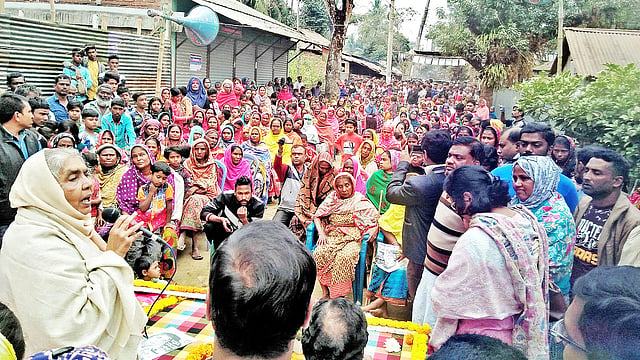 উঠান বৈঠকে বক্তব্য দিচ্ছেন শেরপুর-২ (নকলা-নালিতাবাড়ী) আসনে আওয়ামী লীগের প্রার্থী কৃষিমন্ত্রী মতিয়া চৌধুরী। সোমবার নালিতাবাড়ী পৌর শহরের ব্যাপারীপাড়া এলাকায়।  প্রথম আলো