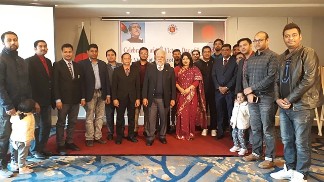 বিজয় দিবসের অনুষ্ঠানে প্রবাসীদের সঙ্গে রাষ্ট্রদূত ও ভিয়েতনামে কূটনৈতিক কোরের ডিন