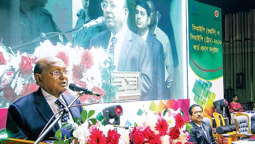 রপ্তানিতে অবদানের জন্য রাষ্ট্রীয়ভাবে ১৩৭ জন রপ্তানিকারককে দেওয়া হয়েছে বাণিজ্যিকভাবে গুরুত্বপূর্ণ ব্যক্তির (সিআইপি) মর্যাদা। এর বাইরে ব্যবসায়ীদের শীর্ষ সংগঠন এফবিসিসিআইয়ের ৪১ পরিচালকও পেয়েছেন সিআইপি মর্যাদা। সিআইপিদের হাতে কার্ড তুলে দিতে আয়োজিত অনুষ্ঠানে বক্তব্য দেন বাণিজ্যমন্ত্রী তোফায়েল আহমেদ। গতকাল রাজধানীর কারওয়ান বাজারে টিসিবি মিলনায়তনে।  ছবি: প্রথম আলো