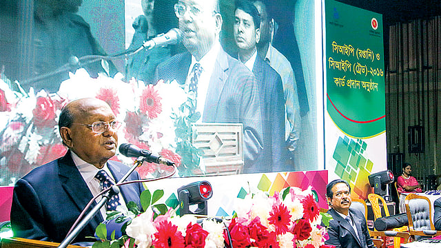 রপ্তানিতে অবদানের জন্য রাষ্ট্রীয়ভাবে ১৩৭ জন রপ্তানিকারককে দেওয়া হয়েছে বাণিজ্যিকভাবে গুরুত্বপূর্ণ ব্যক্তির (সিআইপি) মর্যাদা। এর বাইরে ব্যবসায়ীদের শীর্ষ সংগঠন এফবিসিসিআইয়ের ৪১ পরিচালকও পেয়েছেন সিআইপি মর্যাদা। সিআইপিদের হাতে কার্ড তুলে দিতে আয়োজিত অনুষ্ঠানে বক্তব্য দেন বাণিজ্যমন্ত্রী তোফায়েল আহমেদ। গতকাল রাজধানীর কারওয়ান বাজারে টিসিবি মিলনায়তনে।  ছবি: প্রথম আলো