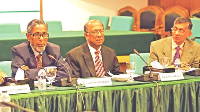 ‘একটি মানসম্মত নির্বাচনের জন্য করণীয়’ শীর্ষক গোলটেবিল বৈঠকে (বাঁ থেকে) এম হাফিজউদ্দিন খান, আতাউর রহমান ও মনজুর হাসান। গতকাল সকালে রাজধানীর বিস মিলনায়তনে।  ছবি: প্রথম আলো