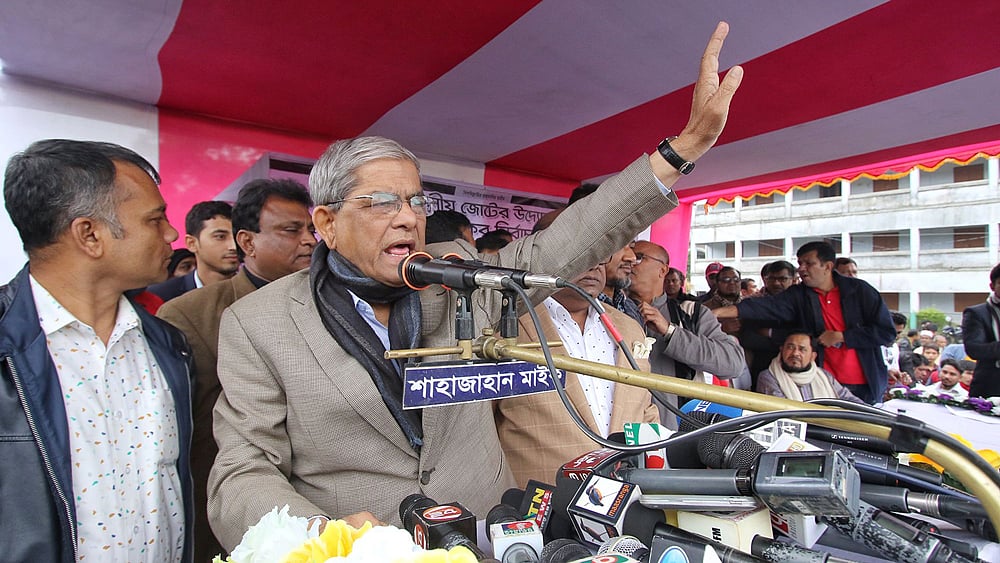 কুমিল্লার চান্দিনায় রেদওয়ান আহমেদ বিশ্ববিদ্যালয় কলেজ মাঠে আজ বুধবার নির্বাচনী পথসভায় বক্তব্য দেন বিএনপির মহাসচিব মির্জা ফখরুল ইসলাম আলমগীর। ছবি: সাইফুল ইসলাম