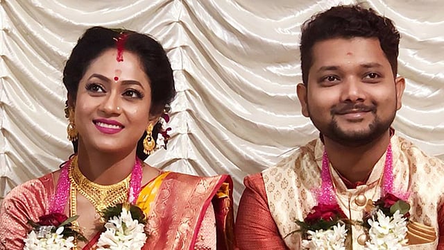 বিয়ের পর মহুয়া হালদার ও অরিত্র দত্ত। ছবি: ফেসবুক থেকে নেওয়া