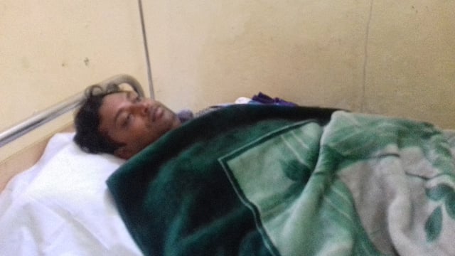 সখীপুর উপজেলা স্বাস্থ্য কমপ্লেক্সে চিকিৎসাধীন আহত এসআই দয়াল সরকার। ছবি: ইকবাল গফুর