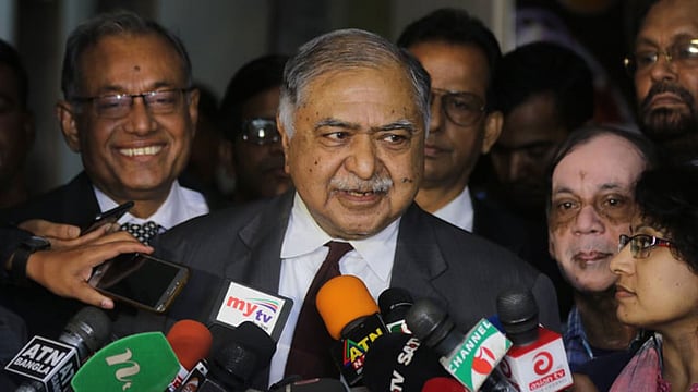 বৈঠক শেষে সাংবাদিকদের সঙ্গে কথা বলেন জাতীয় ঐক্যফ্রন্টের আহ্বায়ক ড. কামাল হোসেন। ছবি: আবদুস সালাম