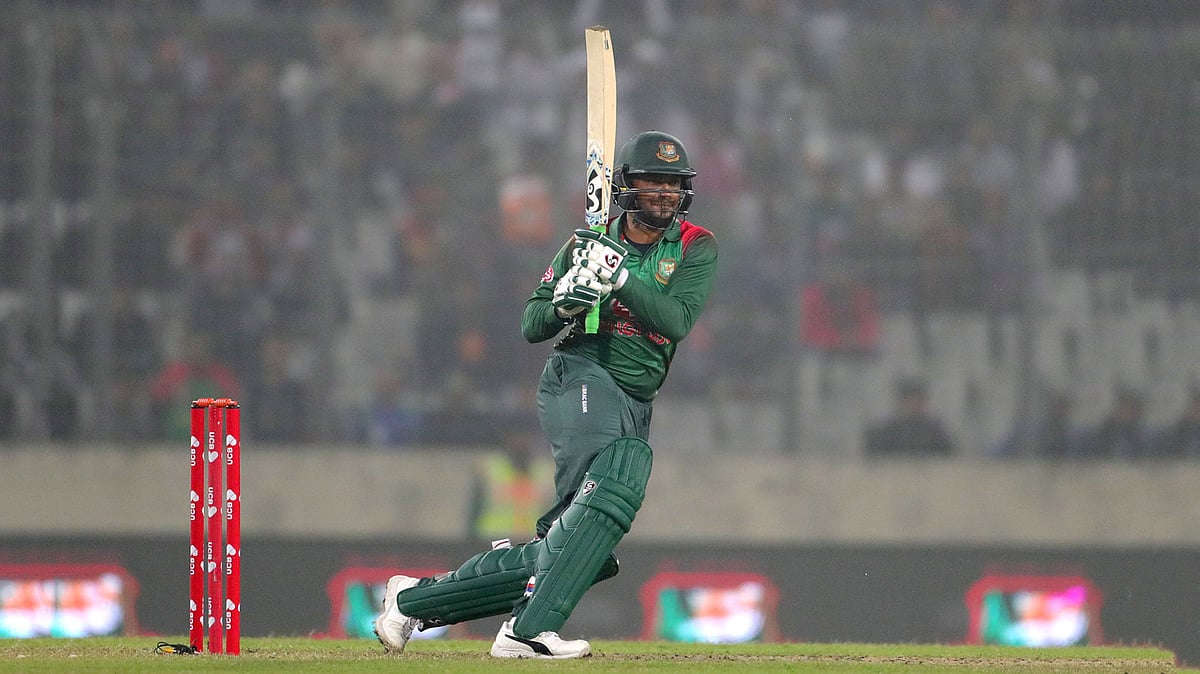 বল হাতে দ্যুতি ছড়ানোর আগে ব্যাটিংয়েও দারুণ খেলেছেন সাকিব। ছবি: প্রথম আলো