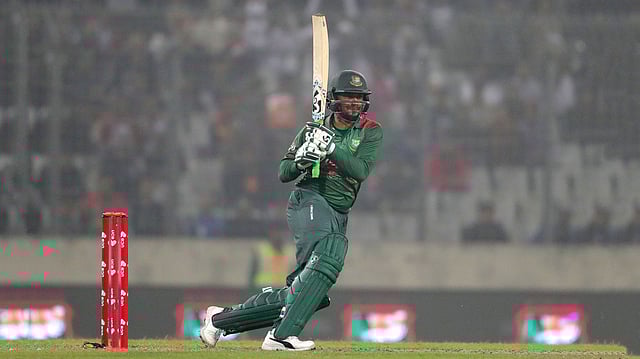 বল হাতে দ্যুতি ছড়ানোর আগে ব্যাটিংয়েও দারুণ খেলেছেন সাকিব। ছবি: প্রথম আলো