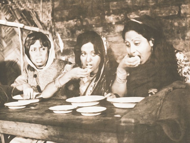 গোলাপী এখন ট্রেনে সিনেমার একটি দৃশ্য