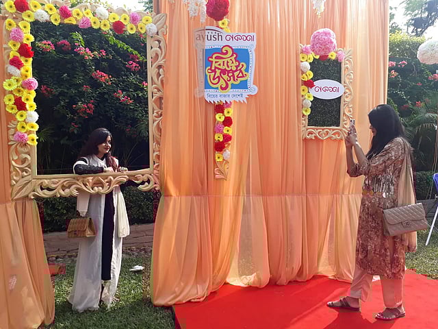 ফ্রেমে দাঁড়িয়ে ছবি তুলছেন এক তরুণী। ছবি: মানসুরা হোসাইন