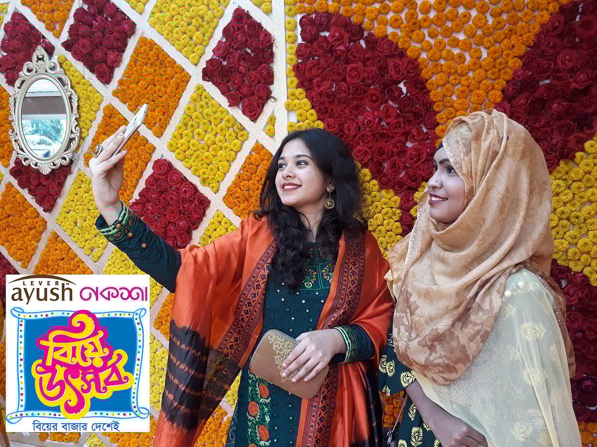 বিয়ে উৎসবে এসে সেলফি তুলছেন দুই তরুণী। ছবি: মানসুরা হোসাইন