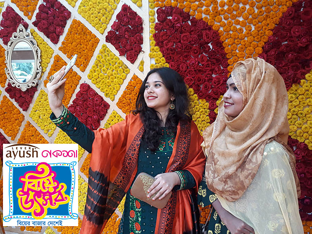 বিয়ে উৎসবে এসে সেলফি তুলছেন দুই তরুণী। ছবি: মানসুরা হোসাইন