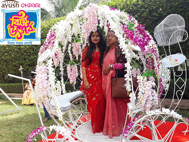 ফুল দিয়ে সাজানো পালকিতে ছবি তুলছেন মা ও মেয়ে। ছবি: মানসুরা হোসাইন