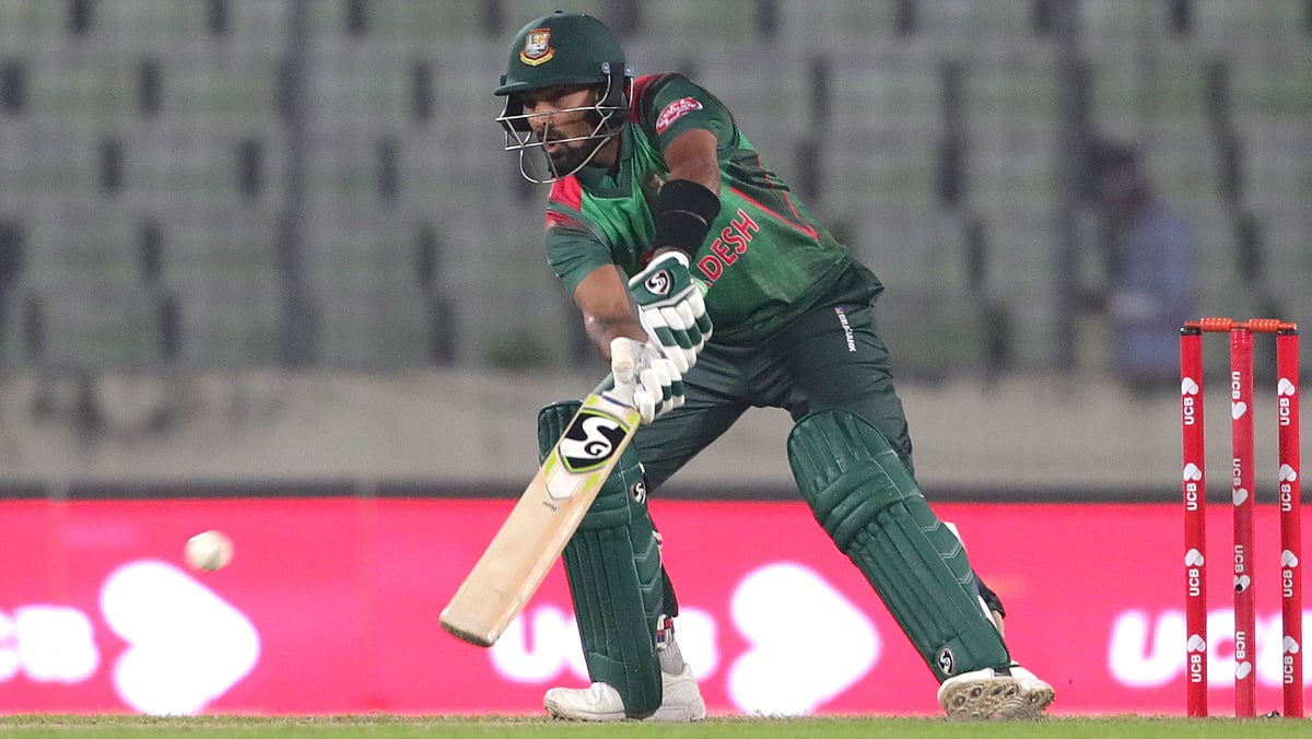 ব্যাটিং করলেন নাকি ভিডিও গেমস খেললেন লিটন? ছবি: প্রথম আলো