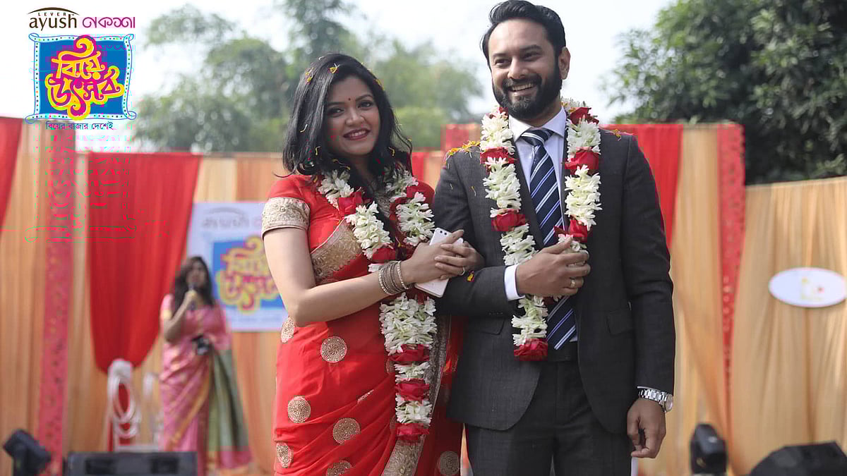 ‘আয়ুশ-নকশা বিয়ে উৎসব’ অনুষ্ঠানের মঞ্চে নবদম্পতি মাসুমা রহমান নাবিলা ও জোবায়দুল হক রিম। ছবি: দীপু মালাকার