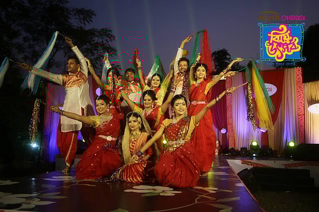 আয়ুশ-নকশা বিয়ে বিয়ের উৎসবের দ্বিতীয় দিনে নৃত্যদল ভঙ্গিমার দলীয় নৃত্য পরিবেশন। হোটেল সোনারগাঁও, ২১ ডিসেম্বর। ছবি: আবদুস সালাম