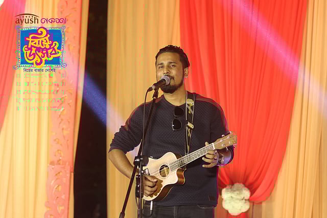 বাউল গান পরিবেশনা করছেন ইমরান। ছবি: আবদুস সালাম