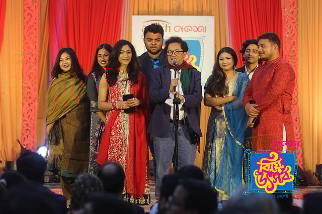 সাইদুজ্জামান রওশনের অণুকাব্য পরিবেশন। ছবি: আবদুস সালাম