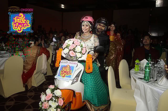 উপস্থাপনা করতে মোটরসাইকেলে মঞ্চে আসেন টয়া ও ইমরান। ছবি: আবদুস সালাম