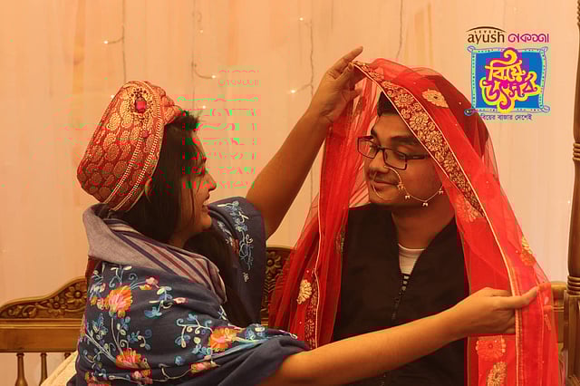 ছবি তোলার জন্য বর-কনের বাহারি সাজ। ছবি: আবদুস সালাম
