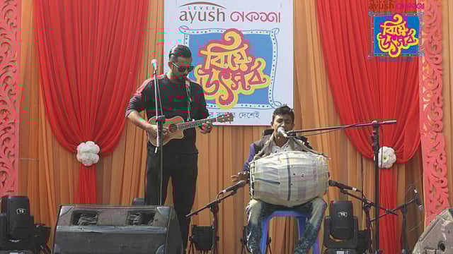 বাউল গান গাইছেন সায়েম।