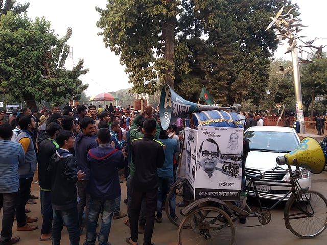 ঢাকা বিশ্ববিদ্যালয় এলাকায় রাশেদ খান মেননের নির্বাচনী প্রচার। ছবি: প্রথম আলো
