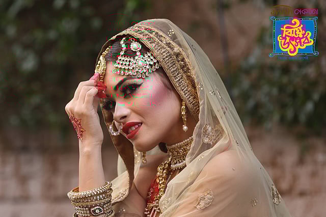 কনের অনন্য সাজে একজন। ছবি: আবদুস সালাম