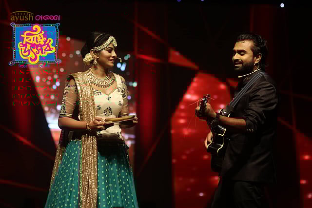 মঞ্চে টয়া ও ইমরান। ছবি: আবদুস সালাম