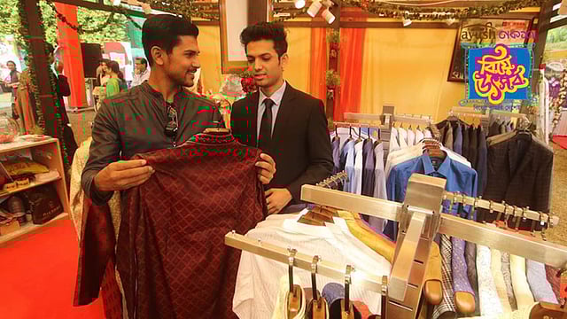 স্টলে শেরওয়ানি দেখছেন একজন।