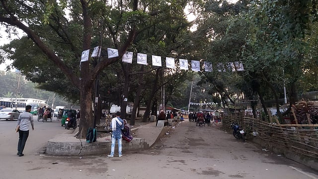 ঢাকা বিশ্ববিদ্যালয় এলাকায় রাশেদ খান মেননের নির্বাচনী প্রচার। ছবি: প্রথম আলো