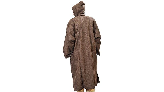 শীতের সময় ঢিলেঢালা ফেরান পরে ঠান্ডা বাঁচিয়ে চলেন নারী-পুরুষ, এমনকি শিশুরাও। ছবি: টুইটার