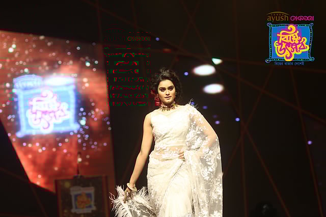 লুবনান ব্রান্ডের শাড়িতে এক মডেল। ছবি: আবদুস সালাম