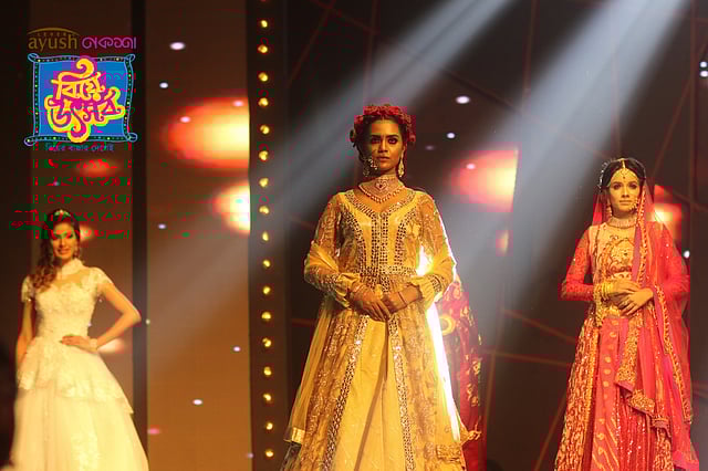 পোশাকে প্রাচ্য ও পাশ্চাত্যের মিলন। ছবি: আবদুস সালাম