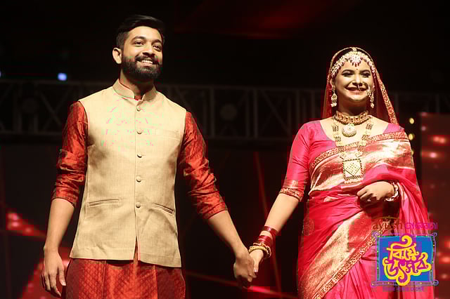 র‍্যাম্পে শবনম ফারিয়া-অপু। সম্প্রতি বিয়ের ঘোষণা দিয়েছেন তাঁরা। ছবি: আবদুস সালাম