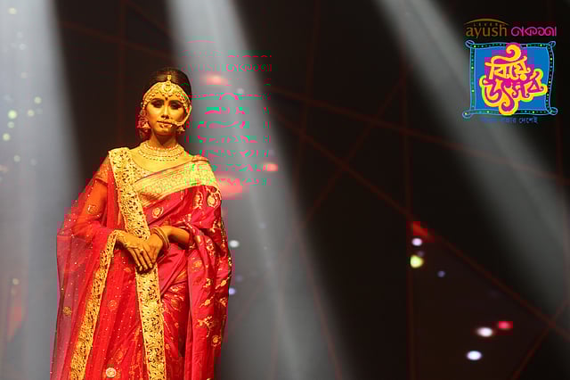 লাল টুকটুকে শাড়িতে এক মডেল। ছবি: আবদুস সালাম