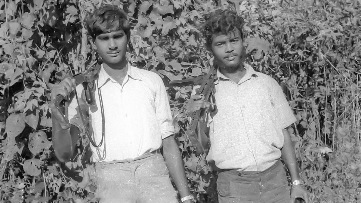 কামালপুর পাকিস্তানি বাহিনীর আত্মসমর্পণ মুহূর্তের দুই নায়ক বশির আহমেদ (বাঁয়ে) ও আনিসুর রহমান। ছবি: হারুন হাবীব