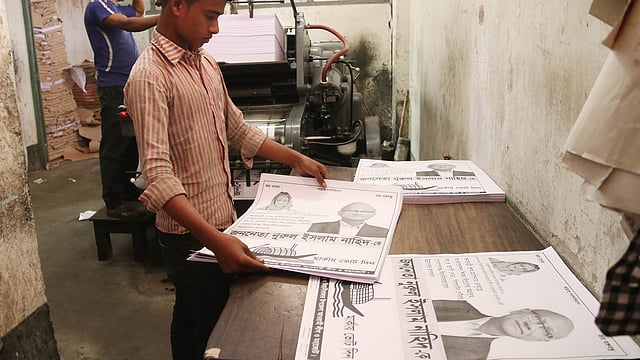 জাতীয় নির্বাচনের প্রতীক বরাদ্দের পর পরই শুরু হবে আনুষ্ঠানিক প্রচারণা। পোষ্টারে ছেঁয়ে যাবে নির্বাচনী এলাকা। ছাপাখানায় চলছে পোষ্টার ছাপানোর কাজ।সন্ধ্যাবাজার,সিলেট, ৯ জানুয়ারী। ছবি: আনিস মাহমুদ