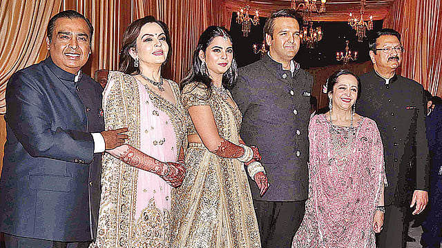 বিশ্বের সবচেয়ে ব্যয়বহুল বিয়ের পারিবারিক ছবি। বর আনন্দ পিরামল ও কনে ইশা আম্বানির সঙ্গে আছেন কনের বাবা ভারতীয় ধনকুবের মুকেশ আম্বানি, তাঁর স্ত্রী নিতা আম্বানি এবং বরের বাবা ভারতীয় ধনকুবের অজয় পিরামল ও তাঁর স্ত্রী স্বতী পিরামল। সম্প্রতি মুম্বাইয়ে তোলা ছবি।  এএফপি