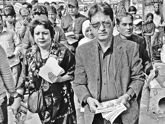 স্ত্রীকে নিয়ে ঐক্যফ্রন্টের প্রার্থী শহীদ উদ্দিন মাহমুদের গণসংযোগ। গতকাল দক্ষিণখানের কসাইবাড়িতে।  ছবি: প্রথম আলো
