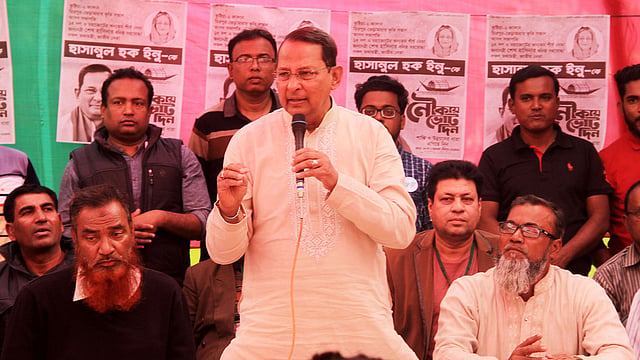 নির্বাচনী প্রচারে লিফলেট বিতরণ করছেন জাসদ সভাপতি হাসানুল হক ইনু। সাতবাড়িয়া, ধরমপুর ইউনিয়ন, ভেড়ামারা, কুষ্টিয়া। ছবি: প্রথম আলো