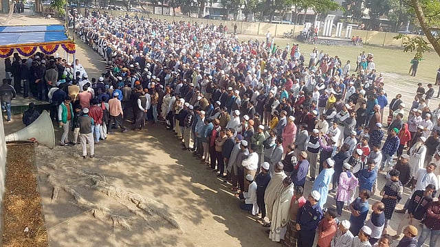 জামালপুর উচ্চবিদ্যালয় প্রাঙ্গণে আমজাদ হোসেনের জানাজা অনুষ্ঠিত হয়