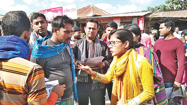 বোয়ালমারীর কোন্দারদিয়া বাজারে গতকাল প্রচারপত্র বিলি করেন দিশা হোসেন। প্রথম আলো