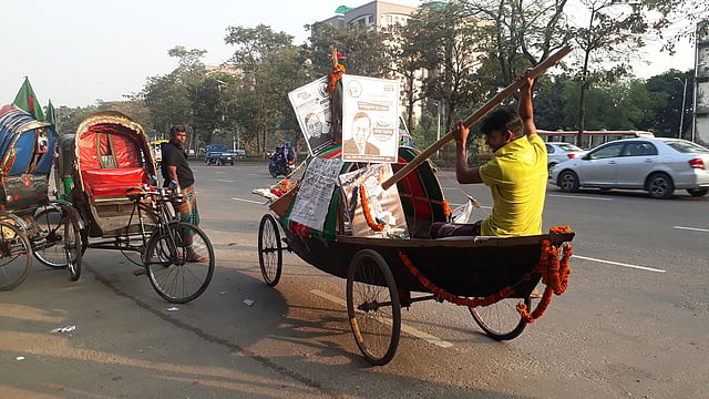 একজন উৎসুক পথচারী নৌকা চালাতে বসে যান