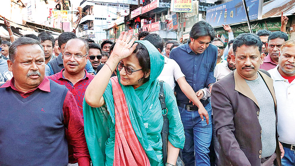গণসংযোগ করছেন রংপুর-৩ আসনে ঐক্যফ্রন্টের প্রার্থী রিটা রহমান। শনিবার সদর উপজেলার দেওয়ানবাড়ি সড়কে।  প্রথম আলো